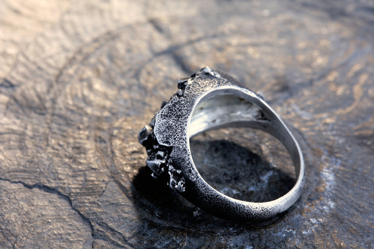 Kristallring mit Wachsenden Kristallen | Ovaler Siegelring Silber | Strukturierter Ring | Handgefertigter Schmuckring | Statement Schmuck | Goldschmiede Deutschland | Einzigartiger Ring | Avantgarde Schmuck | Besonderer Ring | Außergewöhnlicher Schmuck