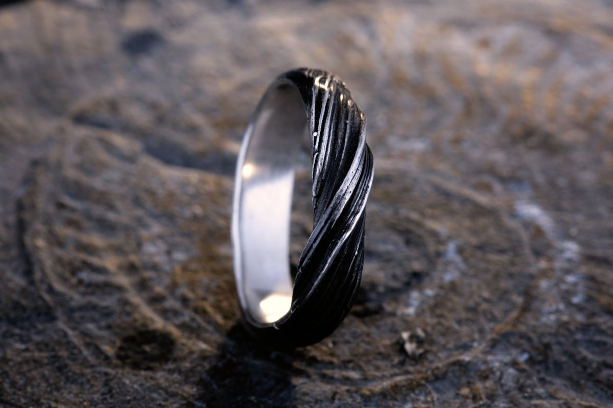Kaugummi Ring No.4 | Handgefertigter Silberring | Mitsuro Hikime Wachstechnik | Holzmaserung Optik | Japanische Tradition | Schmuckring | Goldschmiede Deutschland