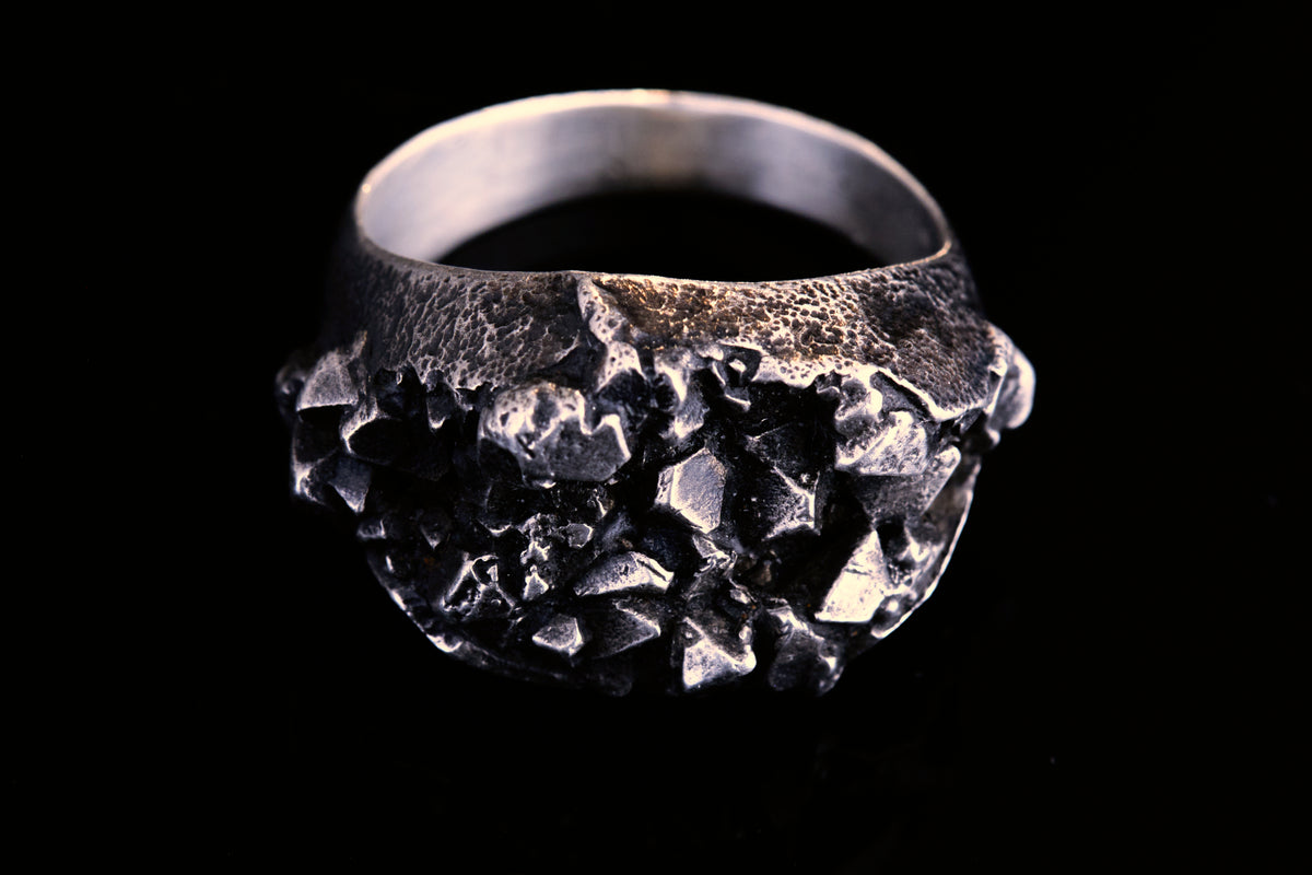 Kristallring mit Wachsenden Kristallen | Ovaler Siegelring Silber | Strukturierter Ring | Handgefertigter Schmuckring | Statement Schmuck | Goldschmiede Deutschland | Einzigartiger Ring | Avantgarde Schmuck | Besonderer Ring | Außergewöhnlicher Schmuck