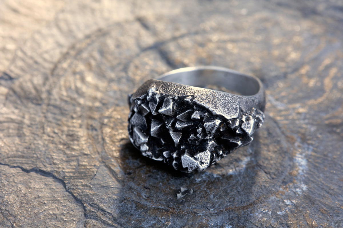 Kristallring mit Wachsenden Kristallen | Ovaler Siegelring Silber | Strukturierter Ring | Handgefertigter Schmuckring | Statement Schmuck | Goldschmiede Deutschland | Einzigartiger Ring | Avantgarde Schmuck | Besonderer Ring | Außergewöhnlicher Schmuck