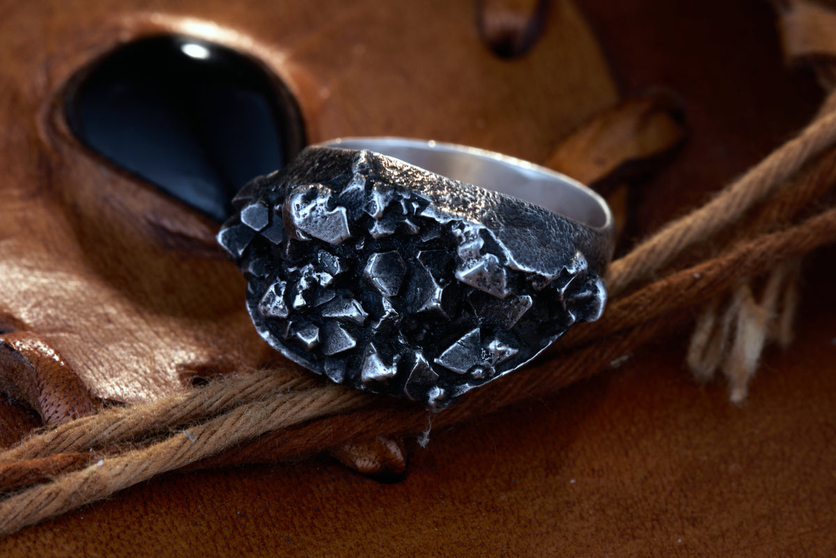 Kristallring mit Wachsenden Kristallen | Ovaler Siegelring Silber | Strukturierter Ring | Handgefertigter Schmuckring | Statement Schmuck | Goldschmiede Deutschland | Einzigartiger Ring | Avantgarde Schmuck | Besonderer Ring | Außergewöhnlicher Schmuck