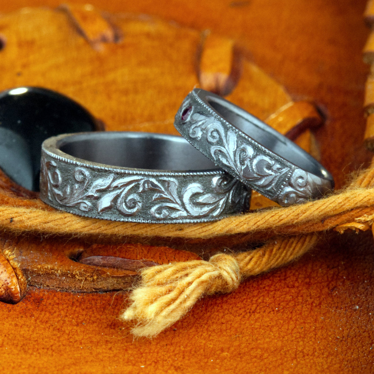 Tantal Trauringe-Set mit Freihand-Scroll-Gravur und Millegrain-Rand – Rubin