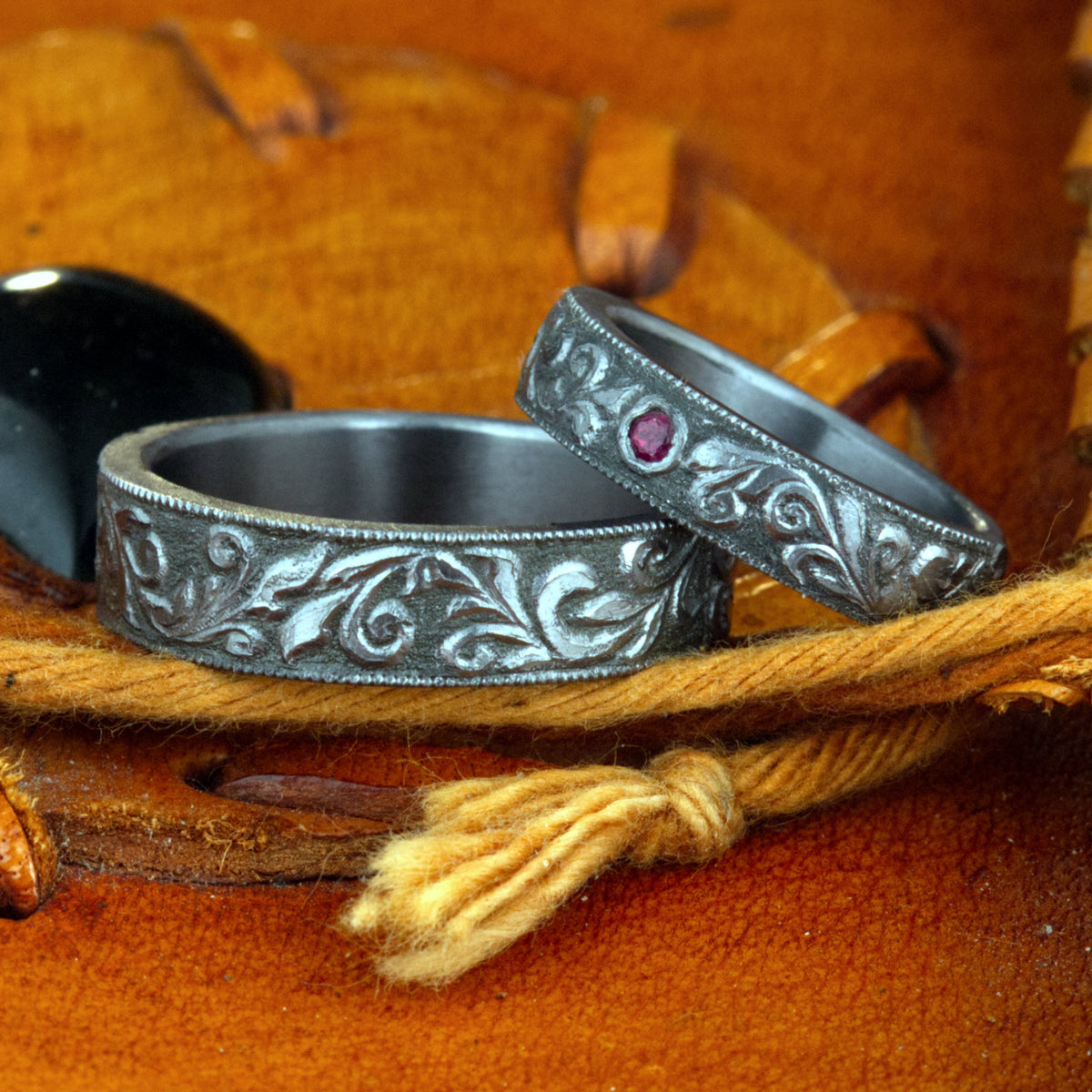 Tantal Trauringe-Set mit Freihand-Scroll-Gravur und Millegrain-Rand – Rubin