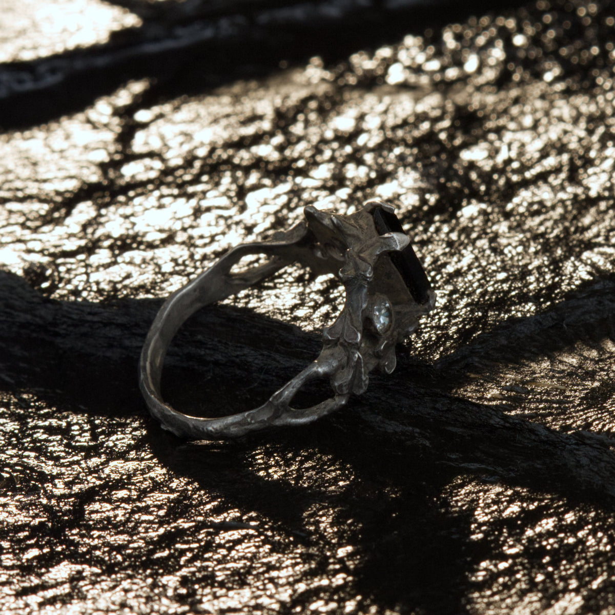 Gothic Verlobungsring "Efeu" aus 925 Silber mit schwarzem Spinell & Moissanit