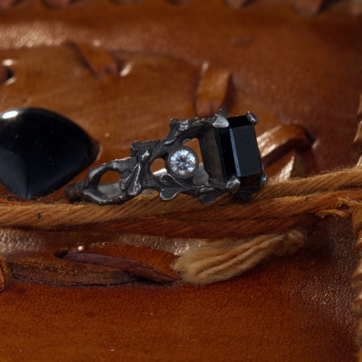 Gothic Verlobungsring "Efeu" aus 925 Silber mit schwarzem Spinell & Moissanit