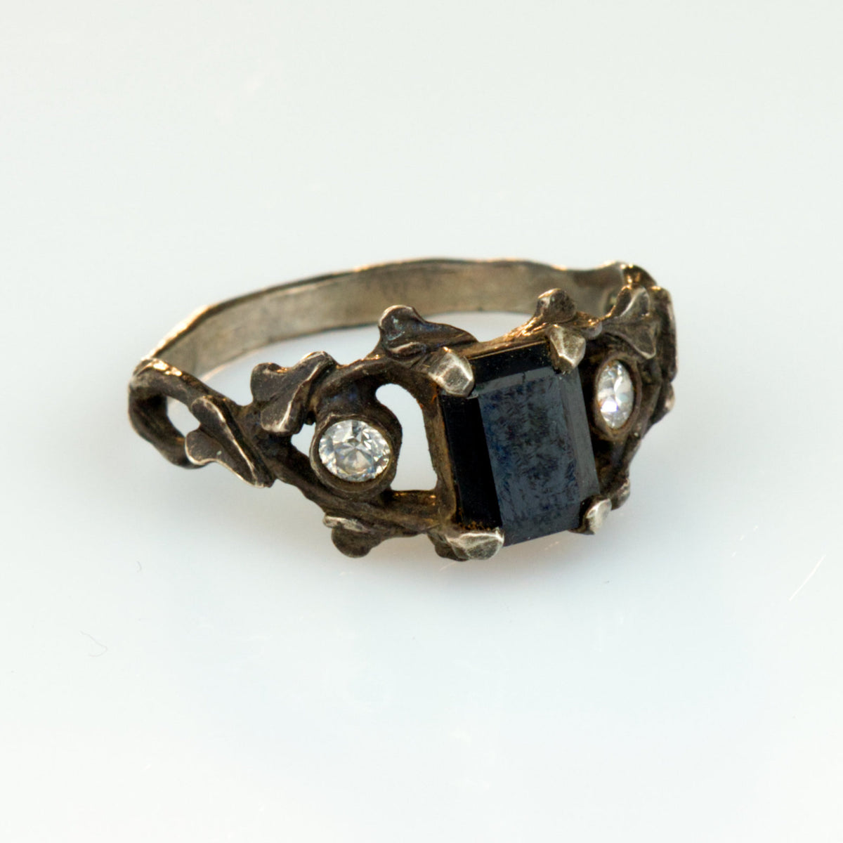 Gothic Verlobungsring "Efeu" aus 925 Silber mit schwarzem Spinell & Moissanit