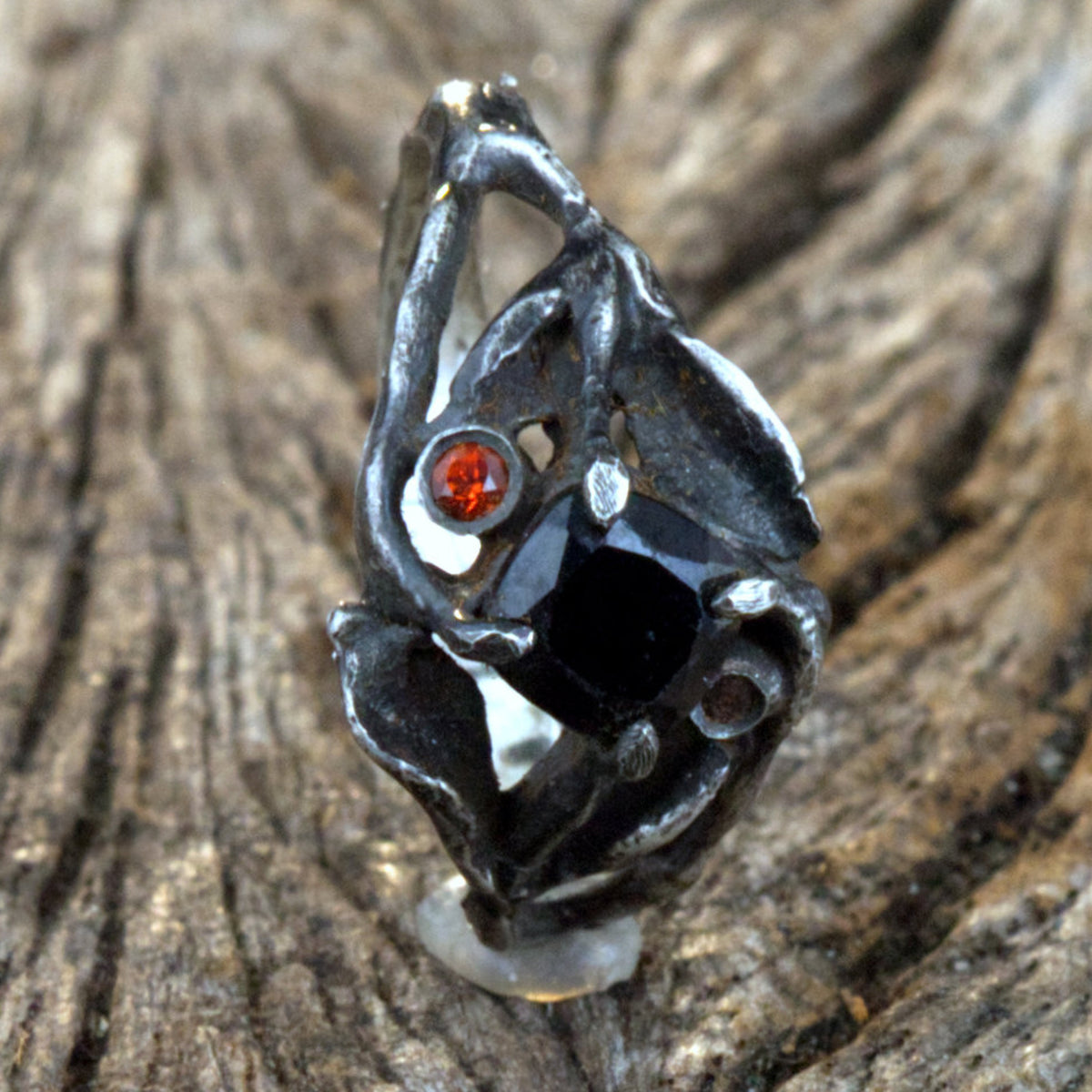 Gothic Verlobungsring "Black Rose" aus 925 Silber mit schwarzem Spinell & Rubin