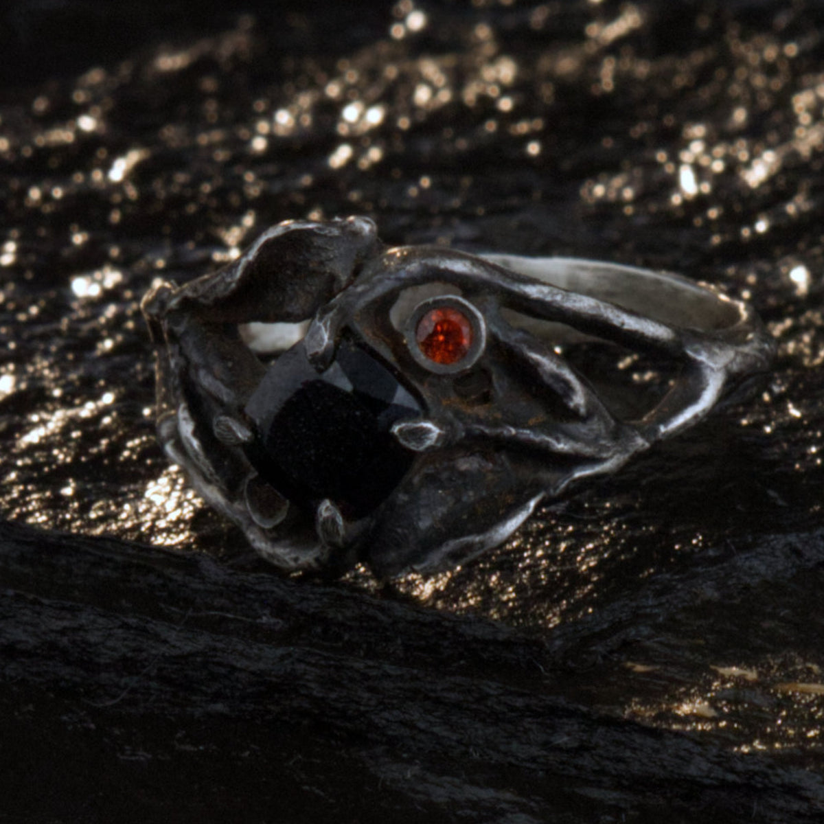 Gothic Verlobungsring "Black Rose" aus 925 Silber mit schwarzem Spinell & Rubin
