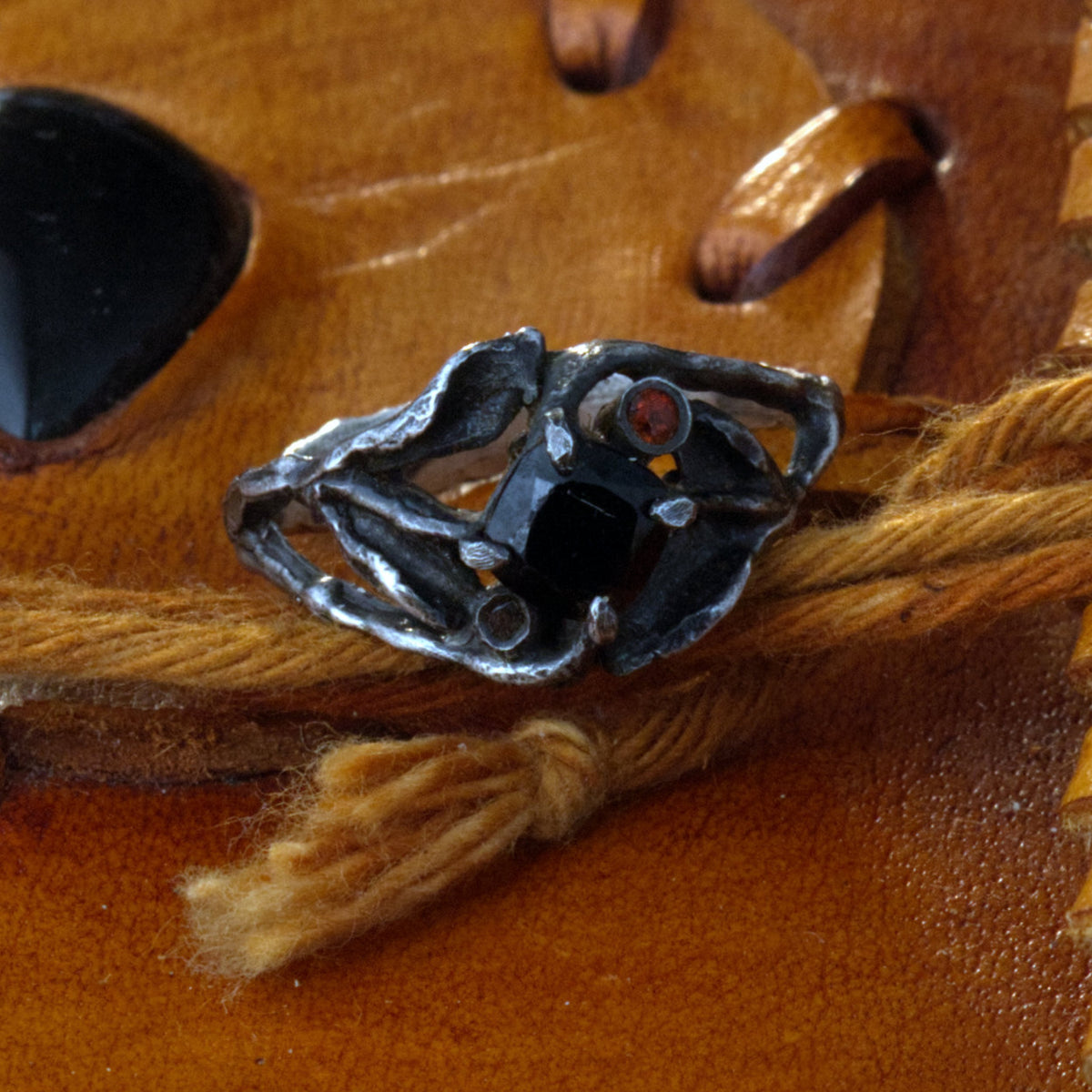 Gothic Verlobungsring "Black Rose" aus 925 Silber mit schwarzem Spinell & Rubin
