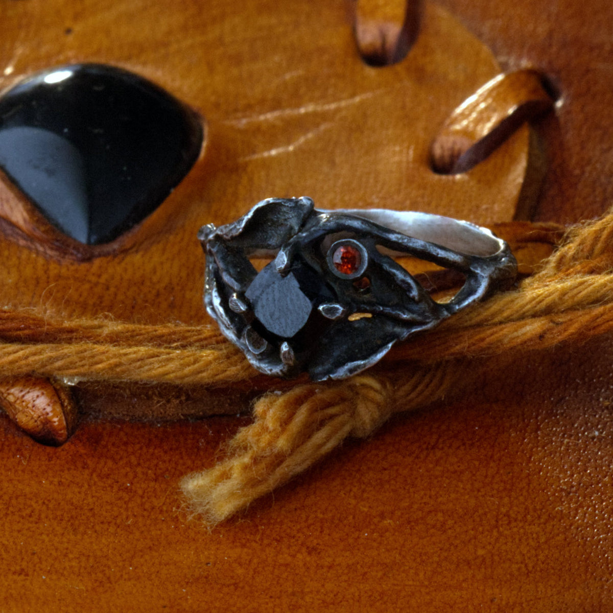 Gothic Verlobungsring "Black Rose" aus 925 Silber mit schwarzem Spinell & Rubin