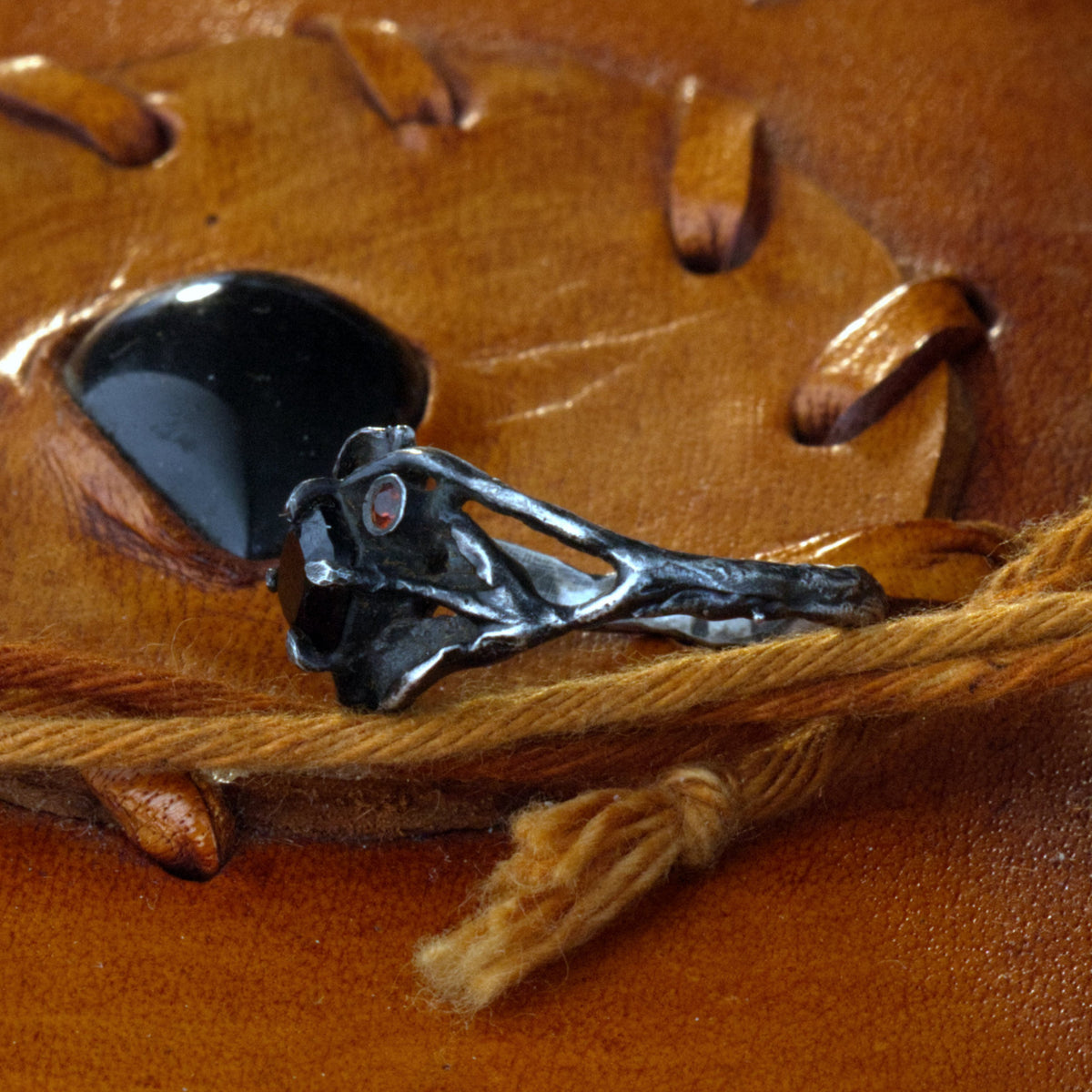 Gothic Verlobungsring "Black Rose" aus 925 Silber mit schwarzem Spinell & Rubin