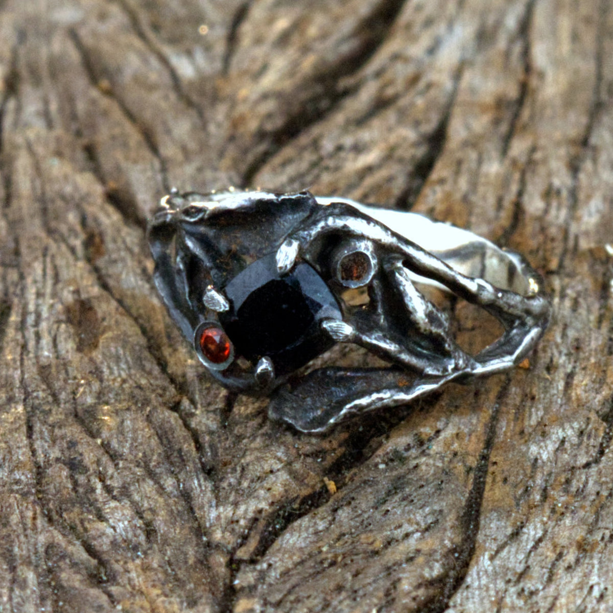 Gothic Verlobungsring "Black Rose" aus 925 Silber mit schwarzem Spinell & Rubin
