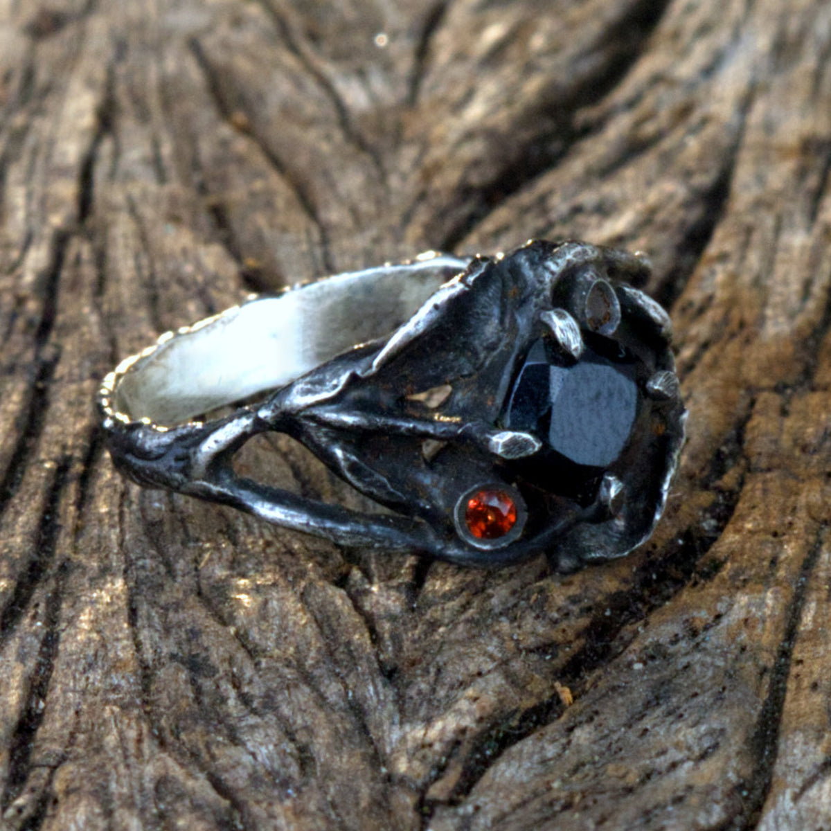 Gothic Verlobungsring "Black Rose" aus 925 Silber mit schwarzem Spinell & Rubin