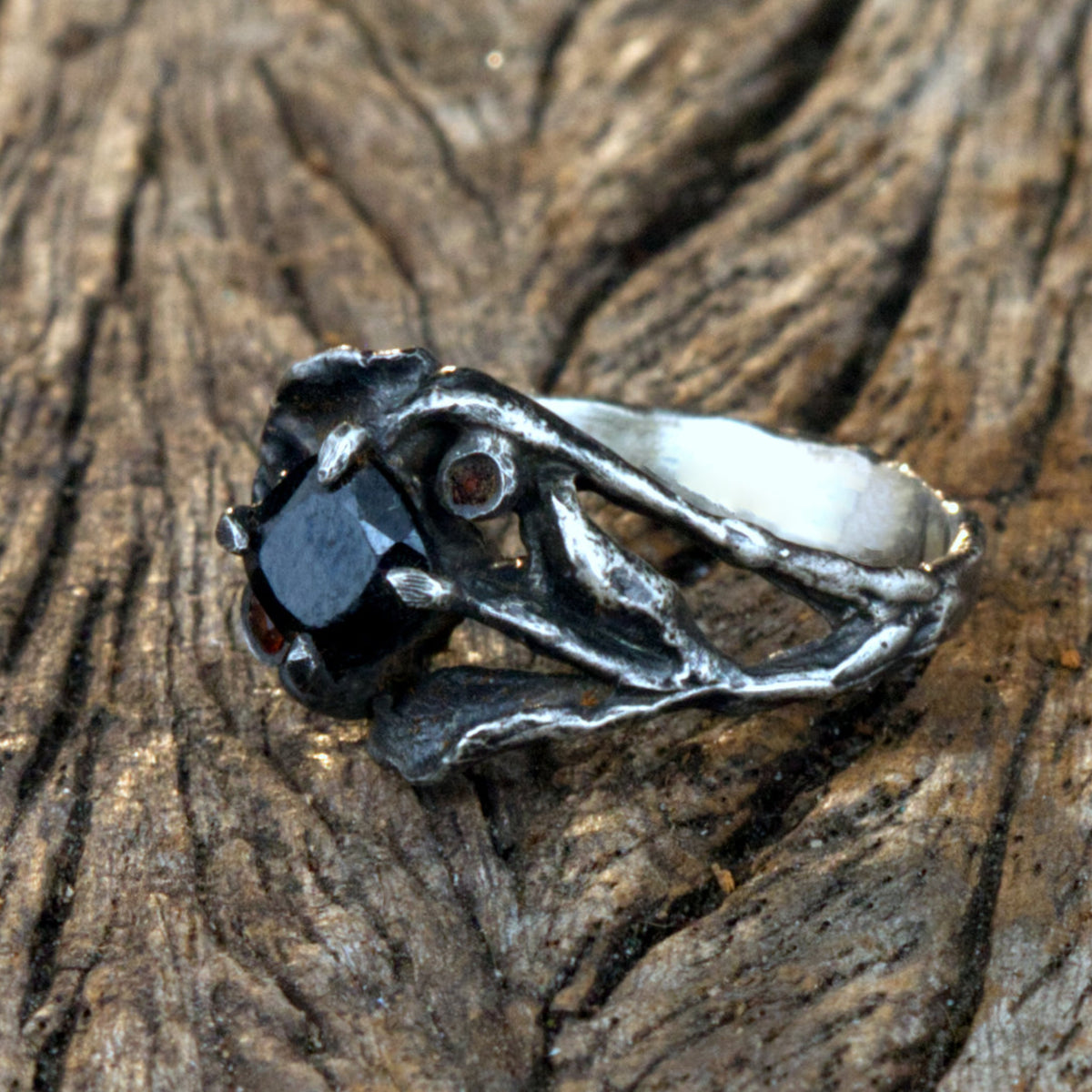 Gothic Verlobungsring "Black Rose" aus 925 Silber mit schwarzem Spinell & Rubin