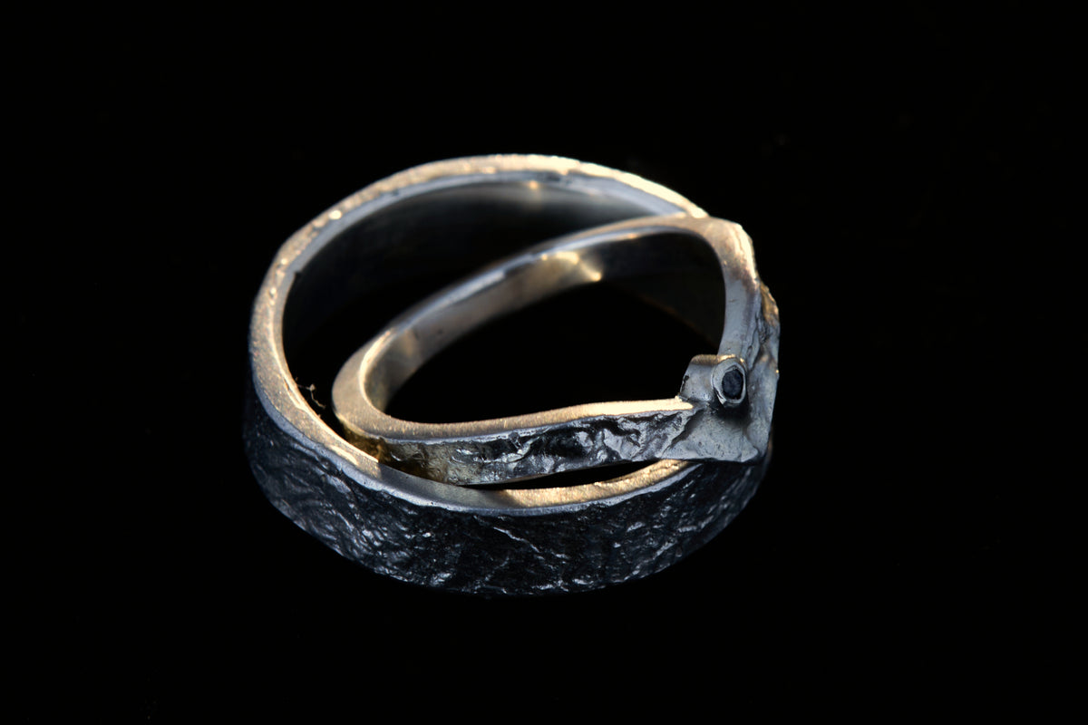 Markante Wishbone Trauringe | Schwarzer Diamant | Retikulierte Oberfläche Matt | Handgefertigte Eheringe | Goldschmiede Deutschland | Einzigartige Trauringe | Statement Eheringe | Besondere Trauringe | Moderne Trauringe | Außergewöhnliche Eheringe