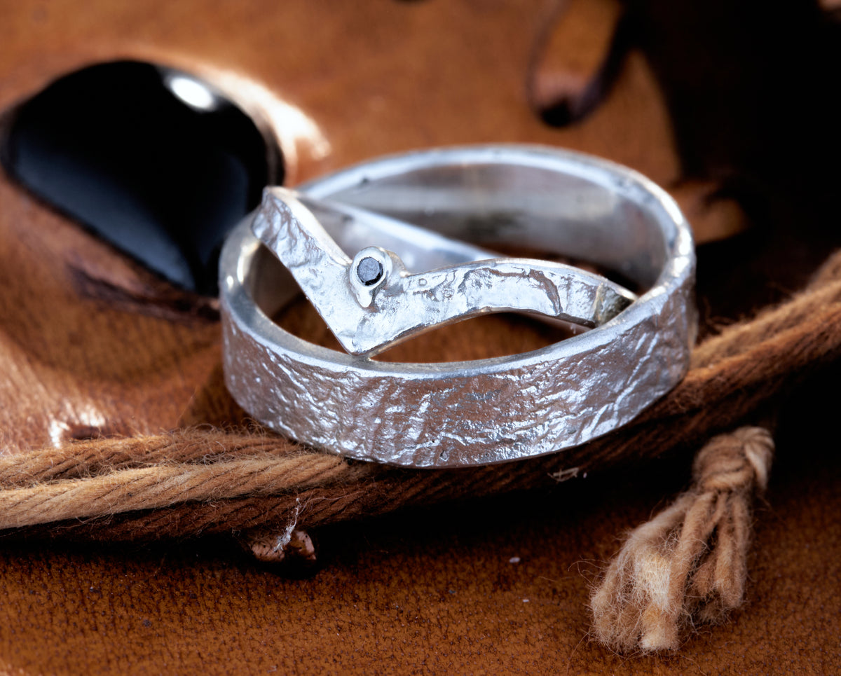 Markante Wishbone Trauringe | Schwarzer Diamant | Retikulierte Oberfläche Matt | Handgefertigte Eheringe | Goldschmiede Deutschland | Einzigartige Trauringe | Statement Eheringe | Besondere Trauringe | Moderne Trauringe | Außergewöhnliche Eheringe