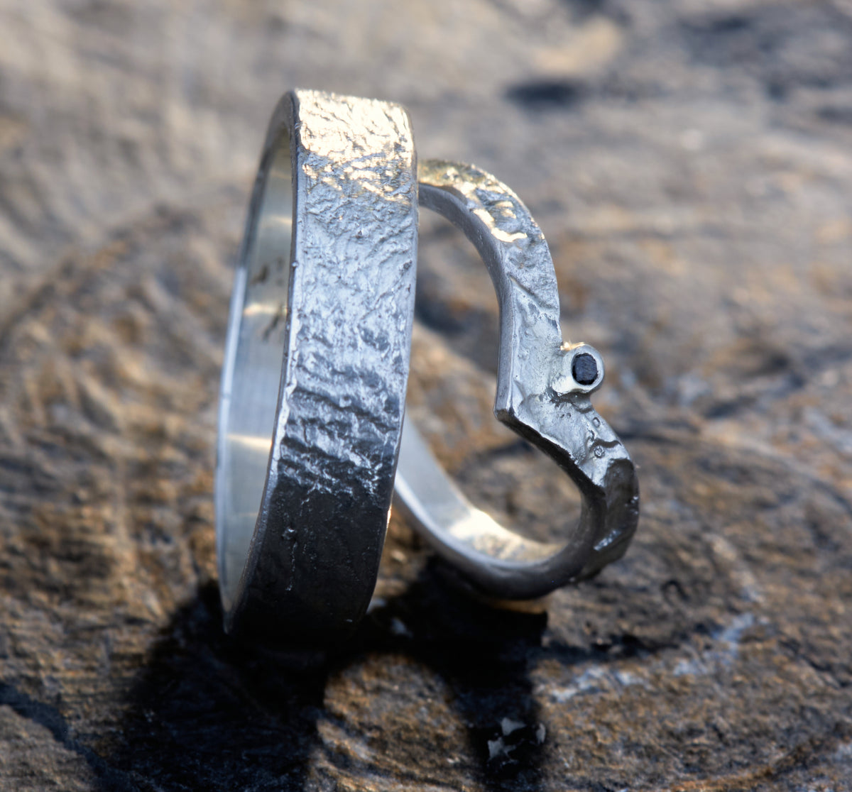 Markante Wishbone Trauringe | Schwarzer Diamant | Retikulierte Oberfläche Matt | Handgefertigte Eheringe | Goldschmiede Deutschland | Einzigartige Trauringe | Statement Eheringe | Besondere Trauringe | Moderne Trauringe | Außergewöhnliche Eheringe
