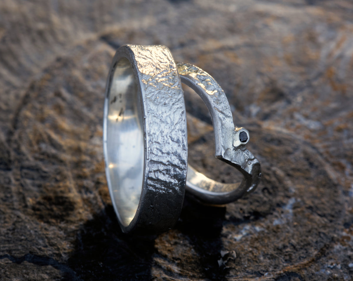 Markante Wishbone Trauringe | Schwarzer Diamant | Retikulierte Oberfläche Matt | Handgefertigte Eheringe | Goldschmiede Deutschland | Einzigartige Trauringe | Statement Eheringe | Besondere Trauringe | Moderne Trauringe | Außergewöhnliche Eheringe