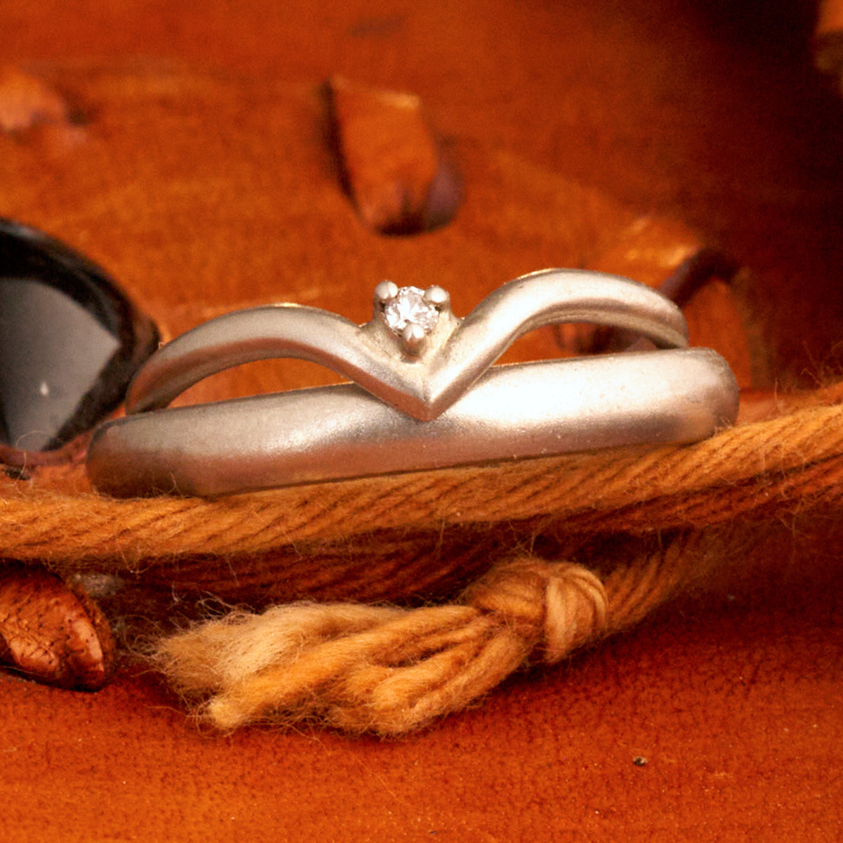 Minimalistische Wishbone Trauringe halbrund aus 925 Silber matt – Filigranes Set mit Diamant