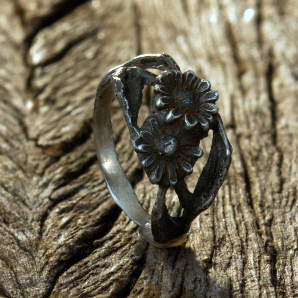 Silberring Doppel-Gänseblümchen – Handgemachter Ring mit zwei Blüten & Aststruktur