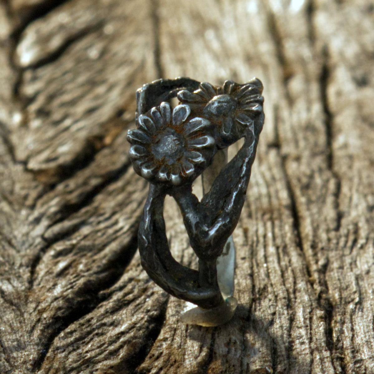 Silberring Doppel-Gänseblümchen – Handgemachter Ring mit zwei Blüten & Aststruktur