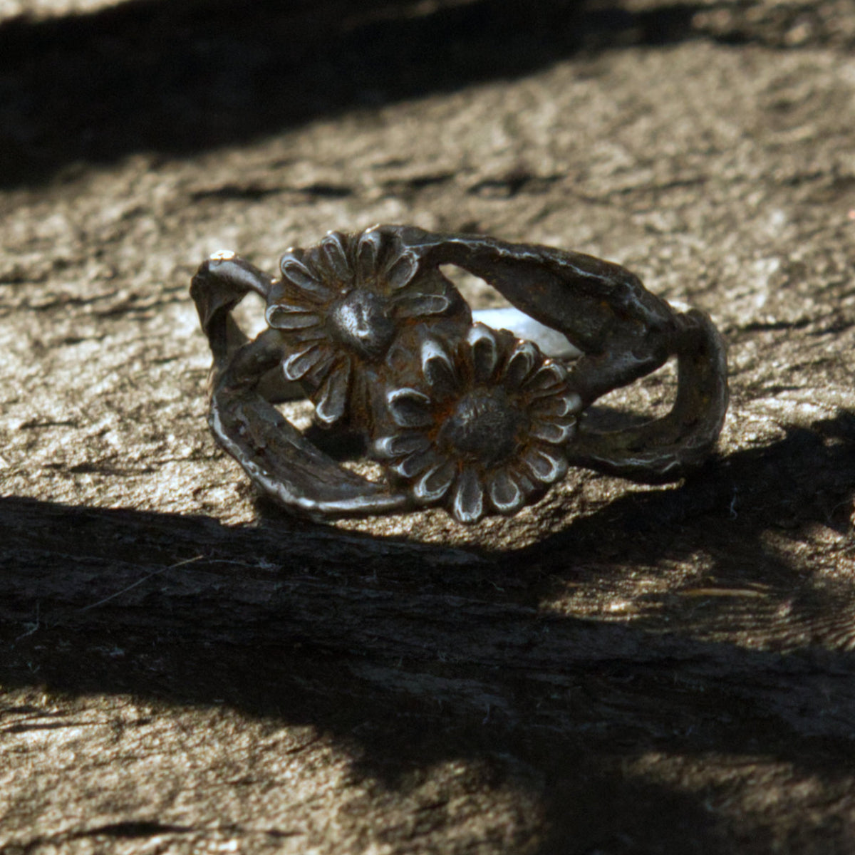 Silberring Doppel-Gänseblümchen – Handgemachter Ring mit zwei Blüten & Aststruktur