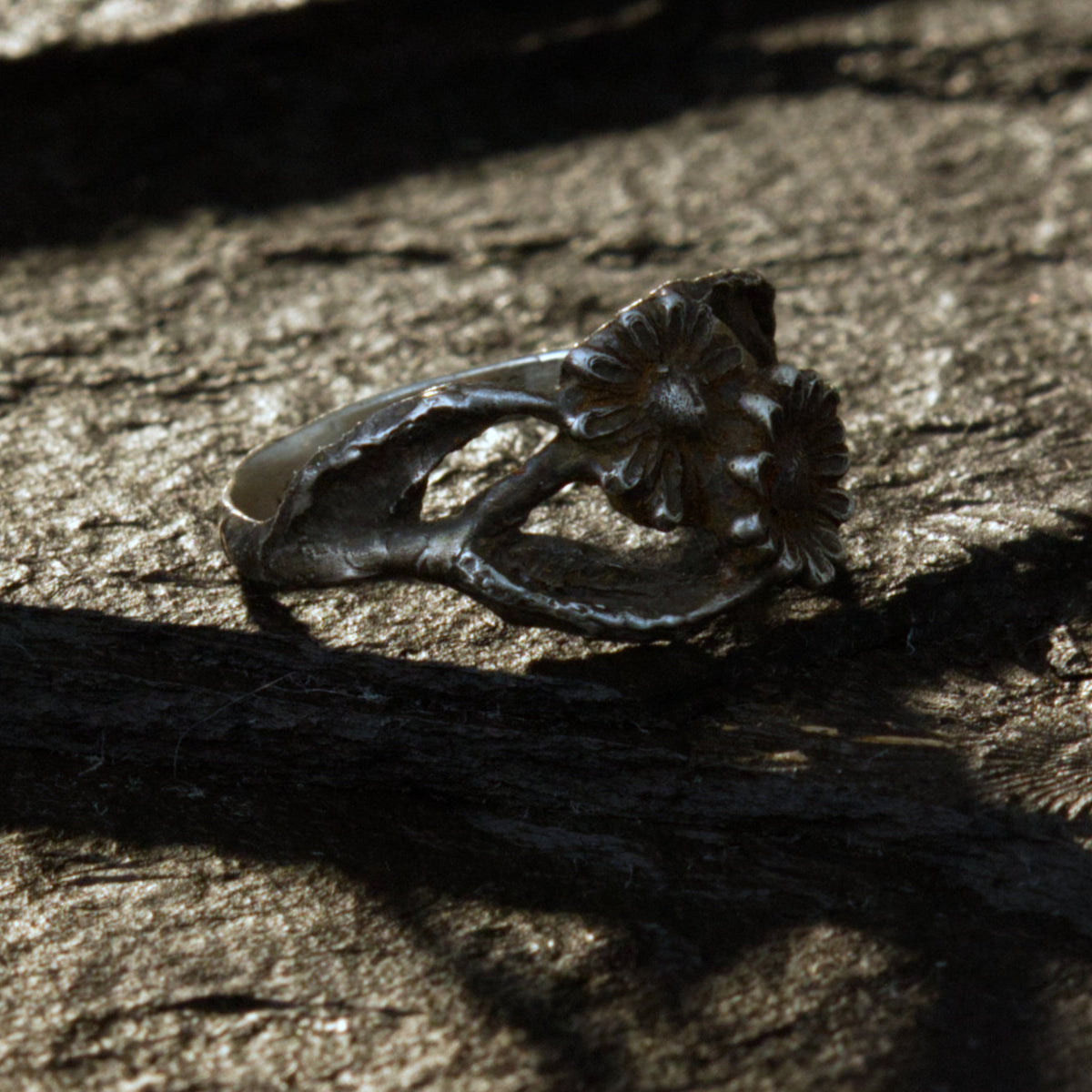 Silberring Doppel-Gänseblümchen – Handgemachter Ring mit zwei Blüten & Aststruktur