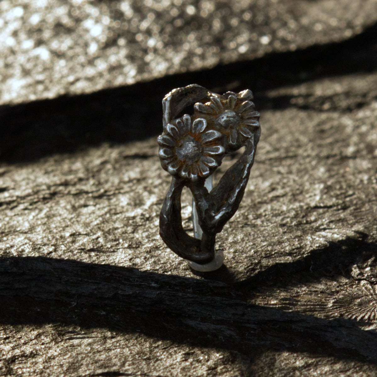Silberring Doppel-Gänseblümchen – Handgemachter Ring mit zwei Blüten & Aststruktur