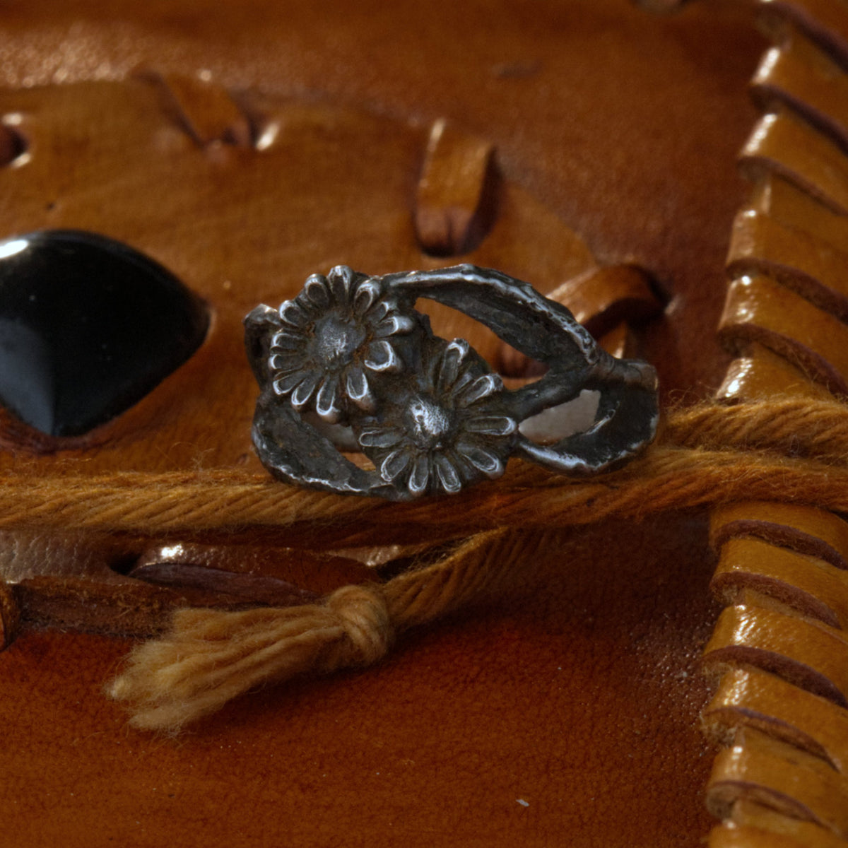 Silberring Doppel-Gänseblümchen – Handgemachter Ring mit zwei Blüten & Aststruktur
