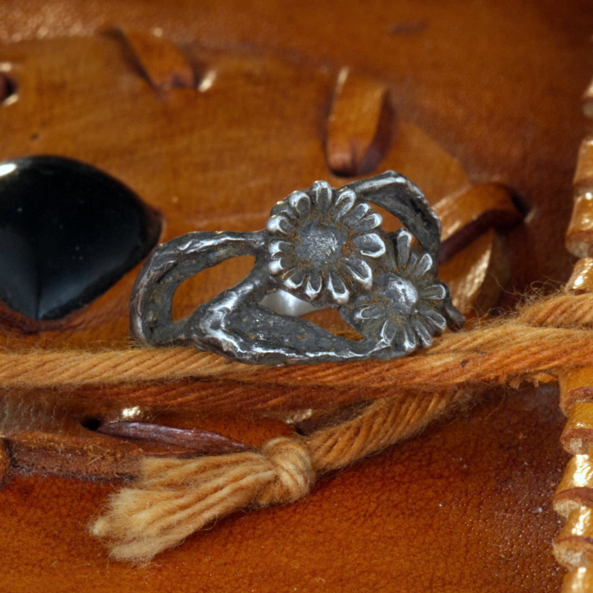 Silberring Doppel-Gänseblümchen – Handgemachter Ring mit zwei Blüten & Aststruktur