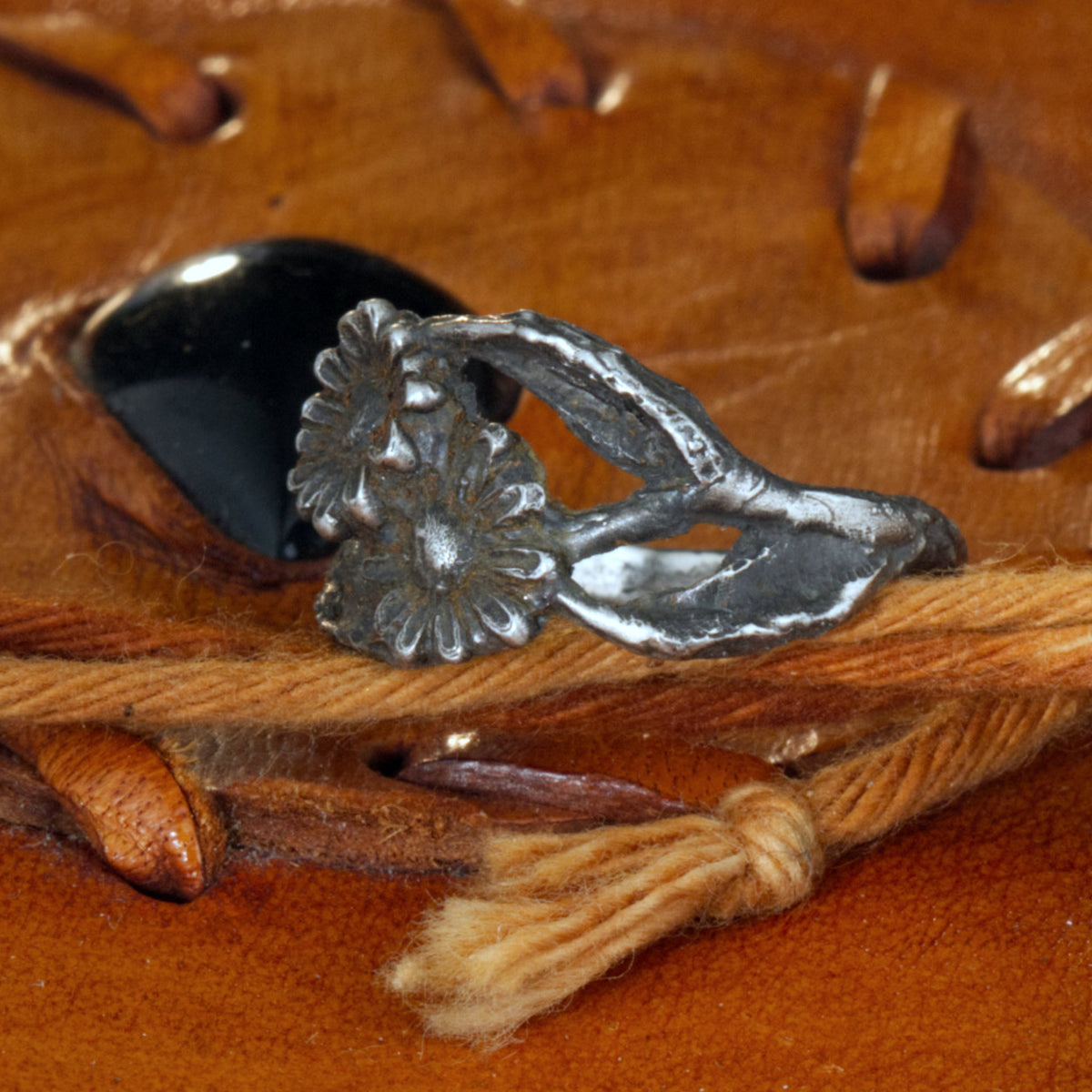 Silberring Doppel-Gänseblümchen – Handgemachter Ring mit zwei Blüten & Aststruktur