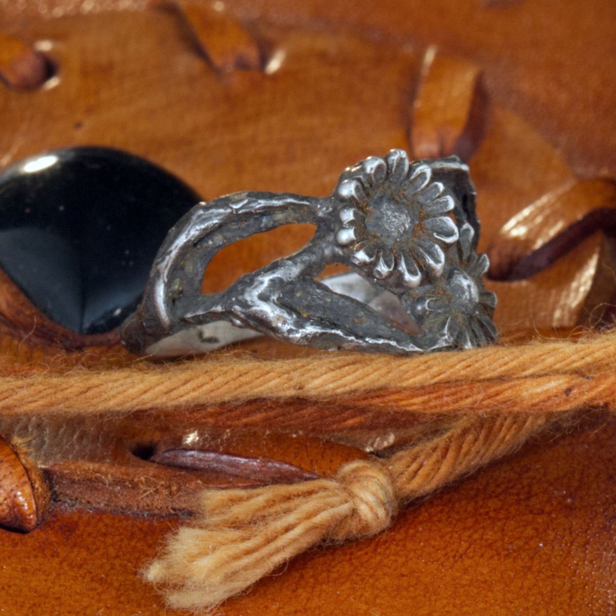 Silberring Doppel-Gänseblümchen – Handgemachter Ring mit zwei Blüten & Aststruktur