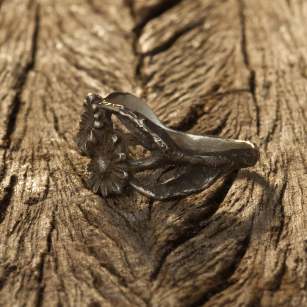 Silberring Doppel-Gänseblümchen – Handgemachter Ring mit zwei Blüten & Aststruktur