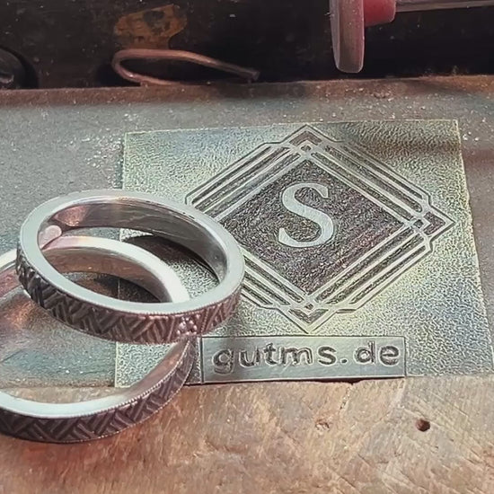 Handgravierte Vintage Trauringe mit Dreieckmuster und Diamant Video gedreht an der Werkbank