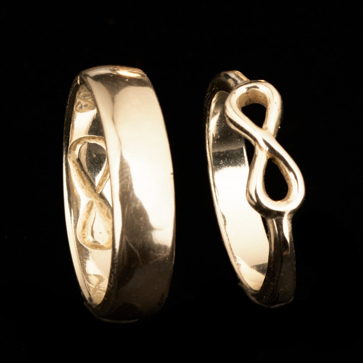  Handgefertigter Statement-Partnerring aus poliertem 925 Silber von Silberschweif mit großer Unendlichkeitsschleife (6x14mm). Die Schiene verjüngt sich elegant zum Motiv. Massiver 6mm Herrenring aus Silber. In der Innenansicht zeigt sich das fest eingravierte Unendlichkeits-Symbol als geheimes Zeichen der Verbundenheit.  Das Partnerring-Set „Ewigkeit“ zeigt das plastische Design des Damenrings und die spiegelnde Oberfläche des massiven Herrenrings