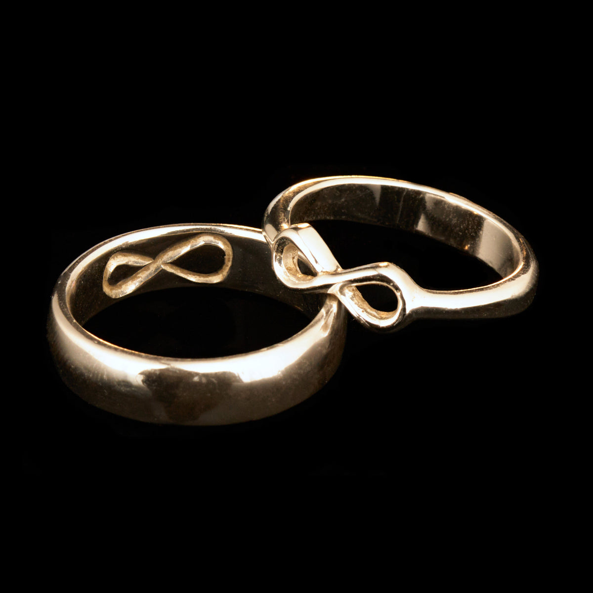  Handgefertigter Statement-Partnerring aus poliertem 925 Silber von Silberschweif mit großer Unendlichkeitsschleife (6x14mm). Die Schiene verjüngt sich elegant zum Motiv. Massiver 6mm Herrenring aus Silber. In der Innenansicht zeigt sich das fest eingravierte Unendlichkeits-Symbol als geheimes Zeichen der Verbundenheit.  Das Partnerring-Set „Ewigkeit“ zeigt das plastische Design des Damenrings und die spiegelnde Oberfläche des massiven Herrenrings