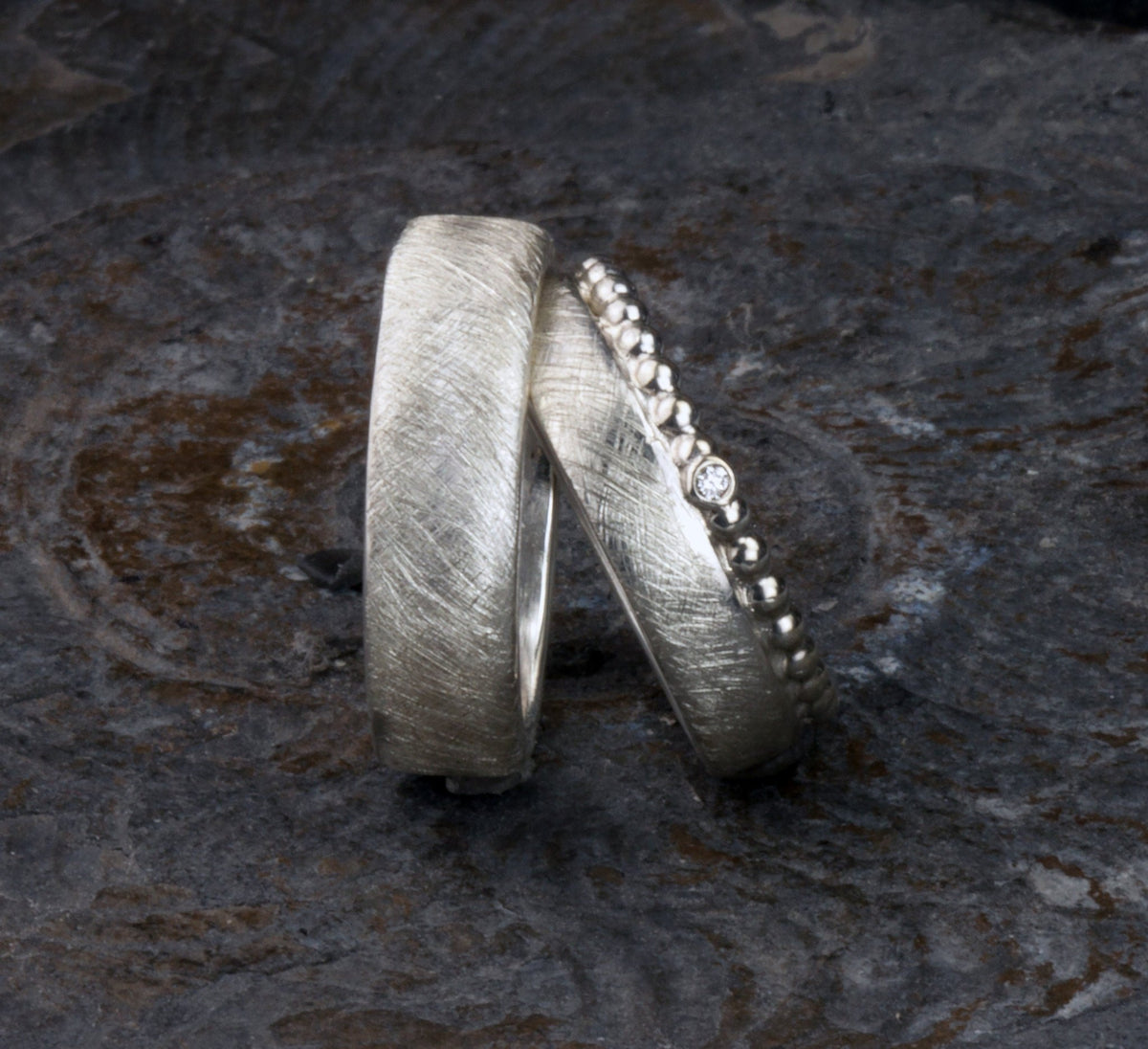Trauringe mit Kugelring aus Silber, Eheringe mit Kügelchenring, Kugelring mit Diamant - Goldschmiede Manufaktur Silberschweif