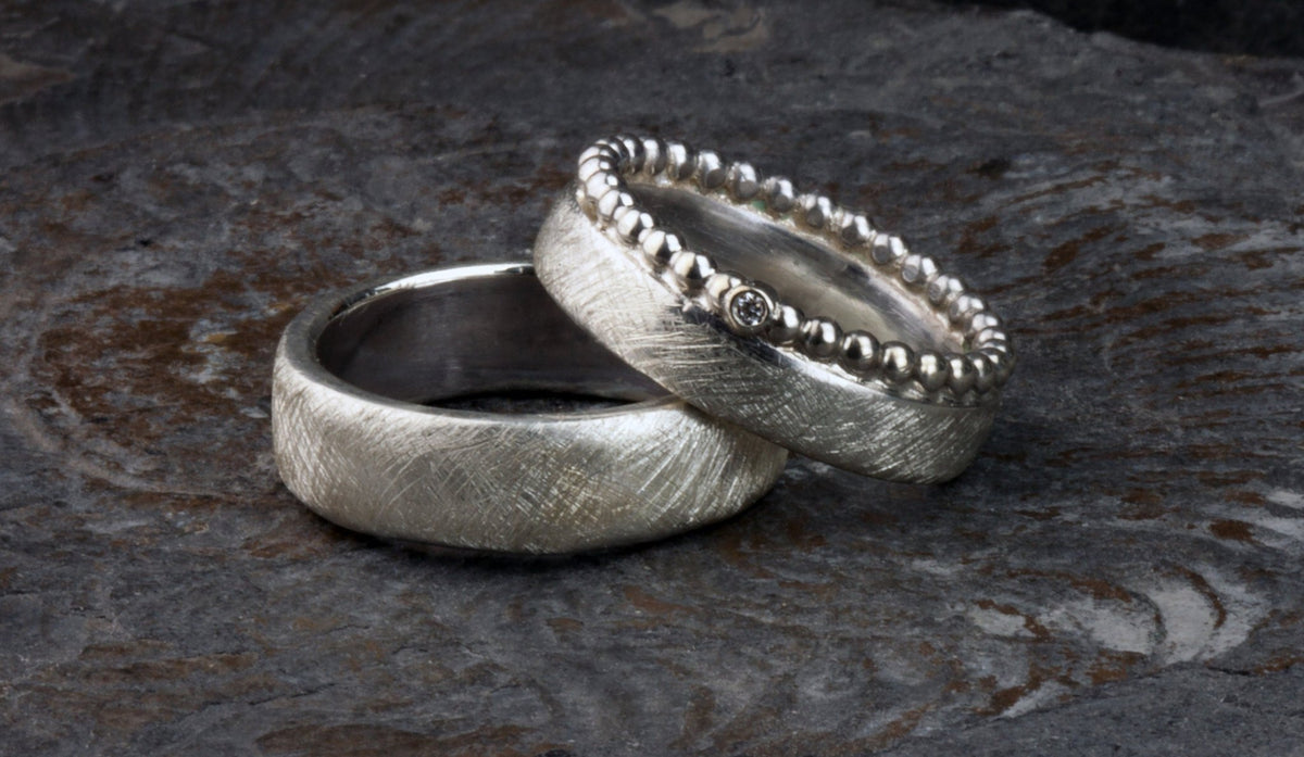 Trauringe mit Kugelring aus Silber, Eheringe mit Kügelchenring, Kugelring mit Diamant - Goldschmiede Manufaktur Silberschweif