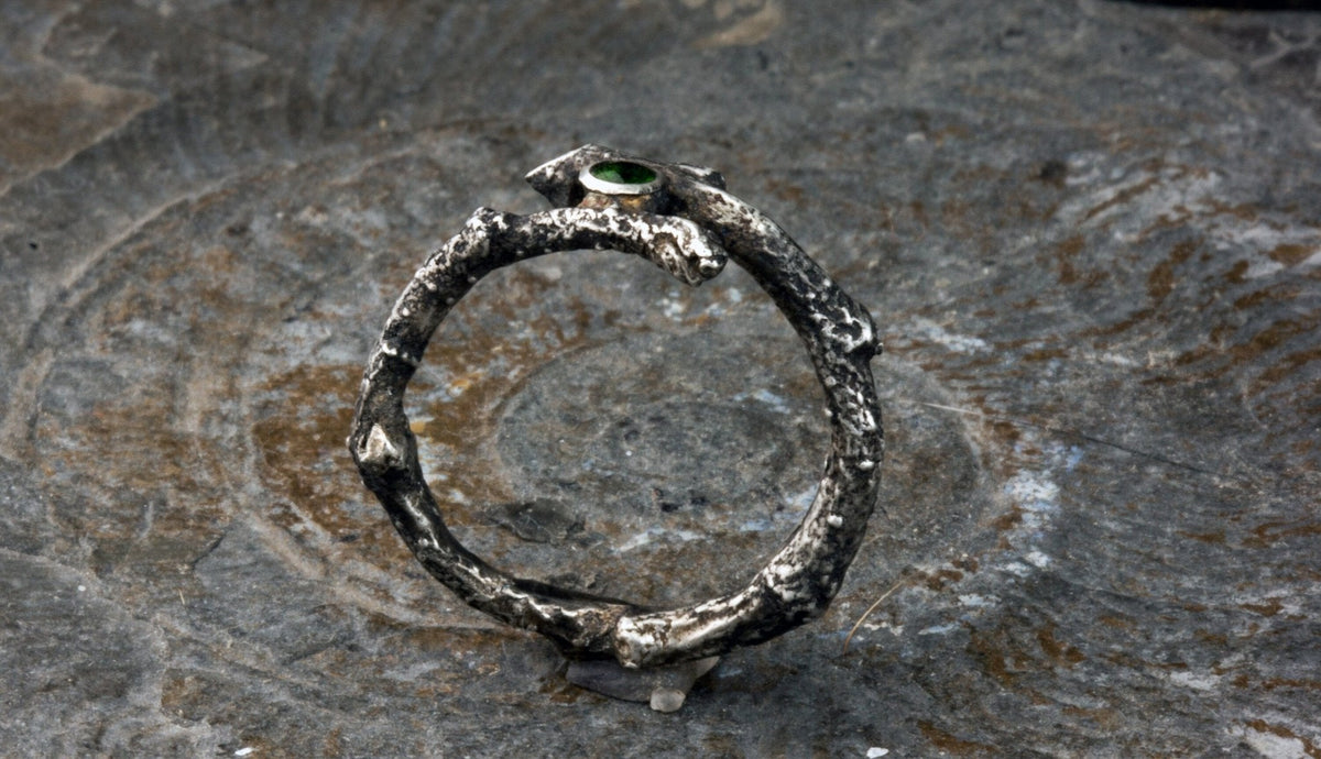 Verlobungsring, Solitärring, Zweig, Natur, grüner Stein, 925 Silber - Goldschmiede Manufaktur Silberschweif